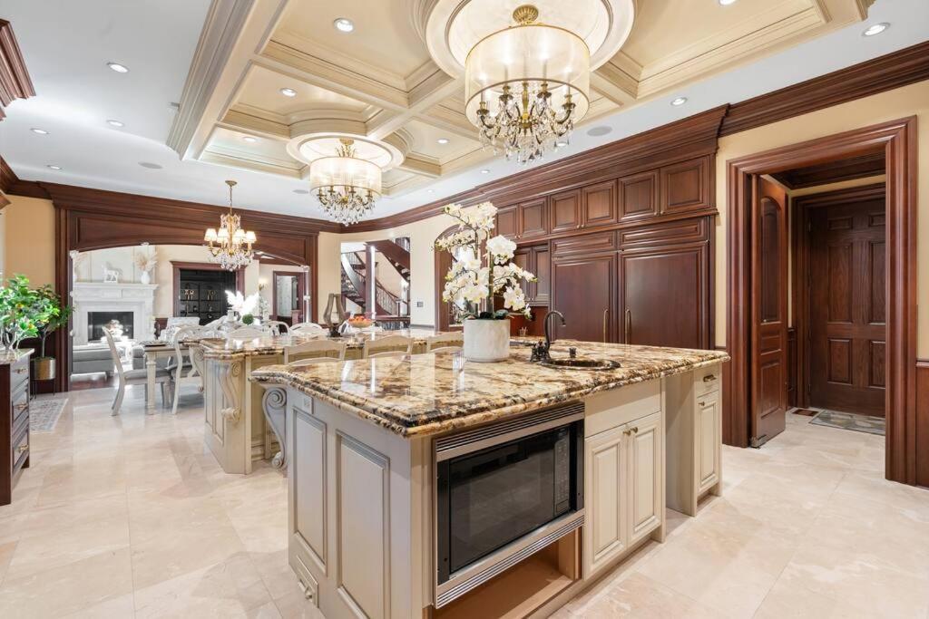 French Chateau W/Swim Spa & Theatre: 11,700 Sqft Calgary Exterior photo