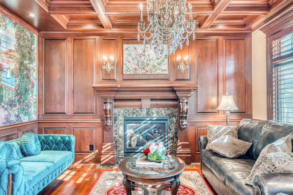 French Chateau W/Swim Spa & Theatre: 11,700 Sqft Calgary Exterior photo