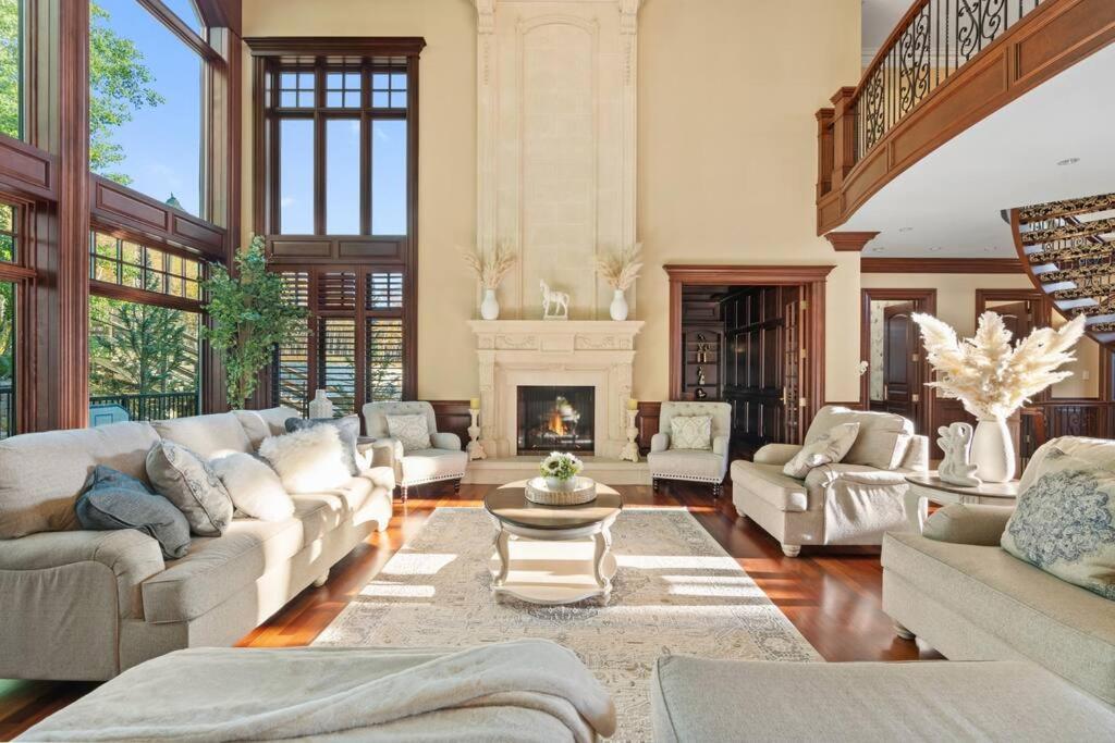 French Chateau W/Swim Spa & Theatre: 11,700 Sqft Calgary Exterior photo