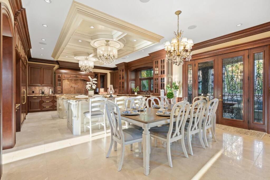 French Chateau W/Swim Spa & Theatre: 11,700 Sqft Calgary Exterior photo