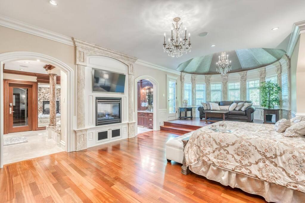 French Chateau W/Swim Spa & Theatre: 11,700 Sqft Calgary Exterior photo