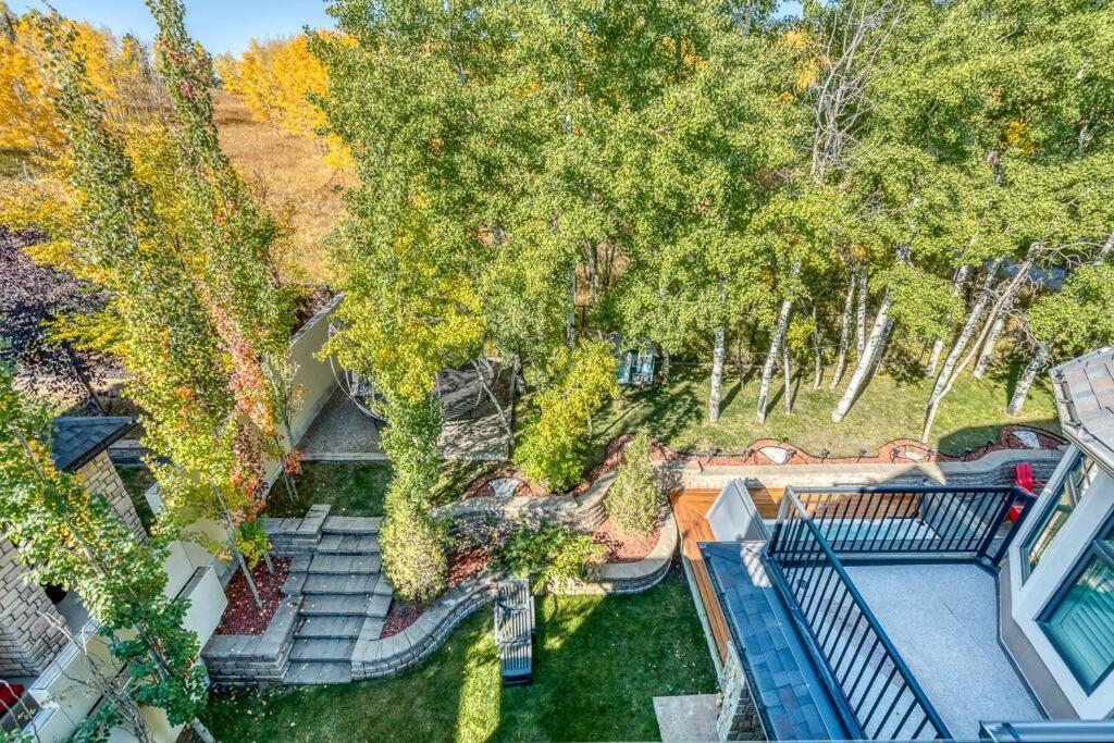 French Chateau W/Swim Spa & Theatre: 11,700 Sqft Calgary Exterior photo