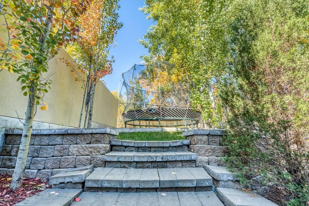 French Chateau W/Swim Spa & Theatre: 11,700 Sqft Calgary Exterior photo