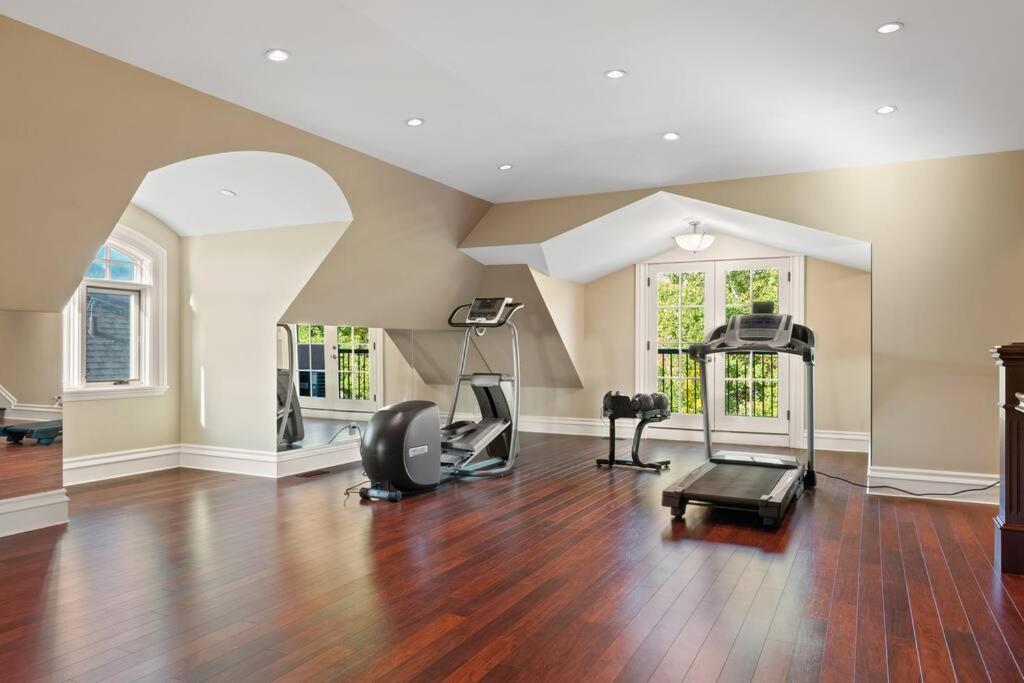 French Chateau W/Swim Spa & Theatre: 11,700 Sqft Calgary Exterior photo