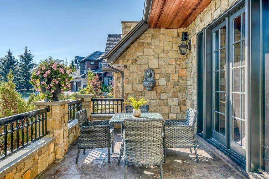 French Chateau W/Swim Spa & Theatre: 11,700 Sqft Calgary Exterior photo