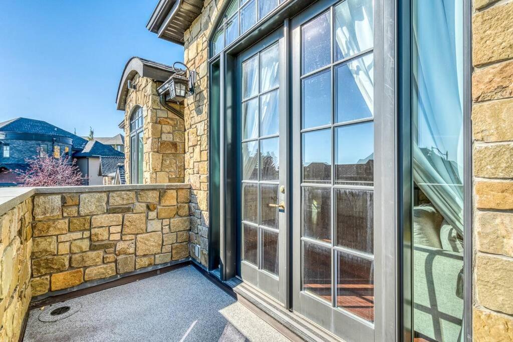 French Chateau W/Swim Spa & Theatre: 11,700 Sqft Calgary Exterior photo