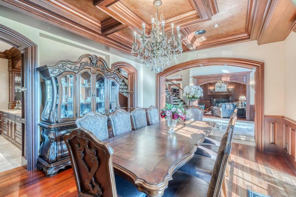 French Chateau W/Swim Spa & Theatre: 11,700 Sqft Calgary Exterior photo
