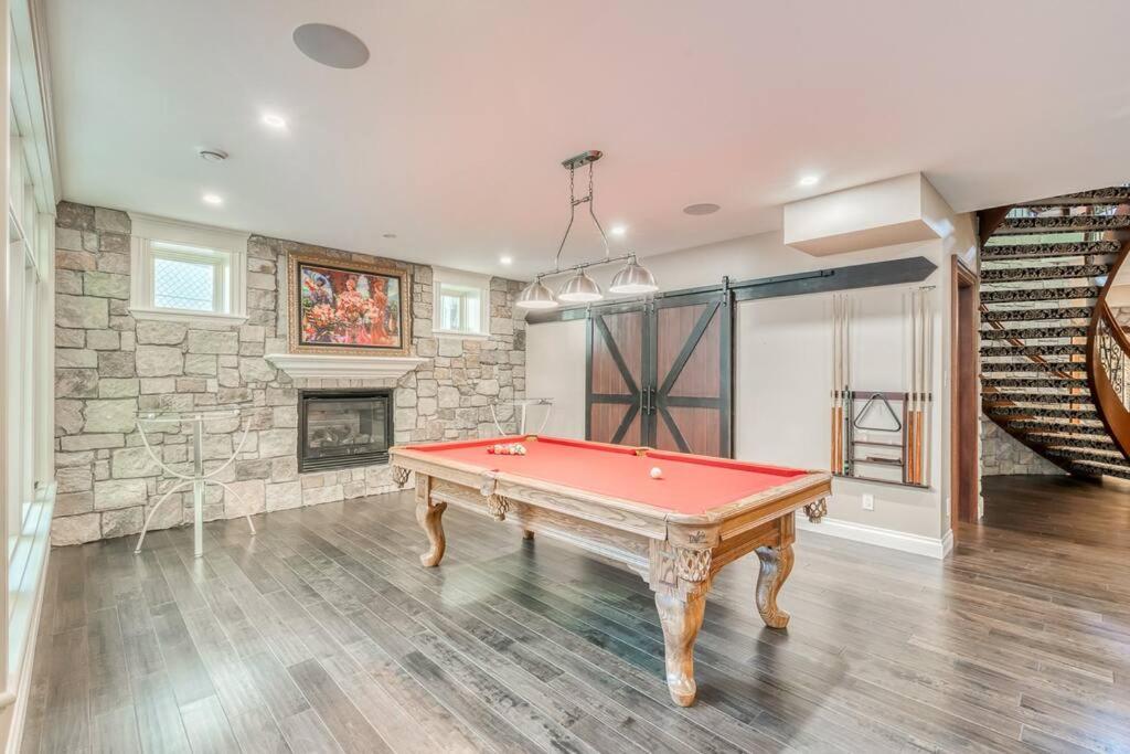French Chateau W/Swim Spa & Theatre: 11,700 Sqft Calgary Exterior photo