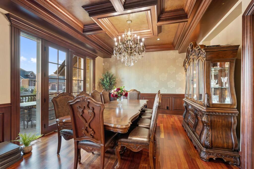 French Chateau W/Swim Spa & Theatre: 11,700 Sqft Calgary Exterior photo